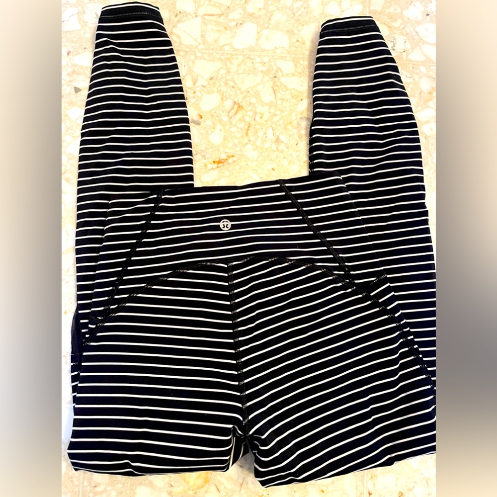 Size 6 Lululemon 7/8 tights good compression!